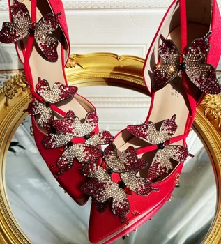 Элегантные Туфли-лодочки на высоком каблуке с бабочкой и кристаллами, красные, черные Атласные Свадебные туфли с острым носком, женские сандалии-гладиаторы с перекрестными ремешками